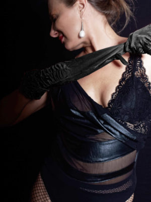 L'envoûteuse aux gants noirs